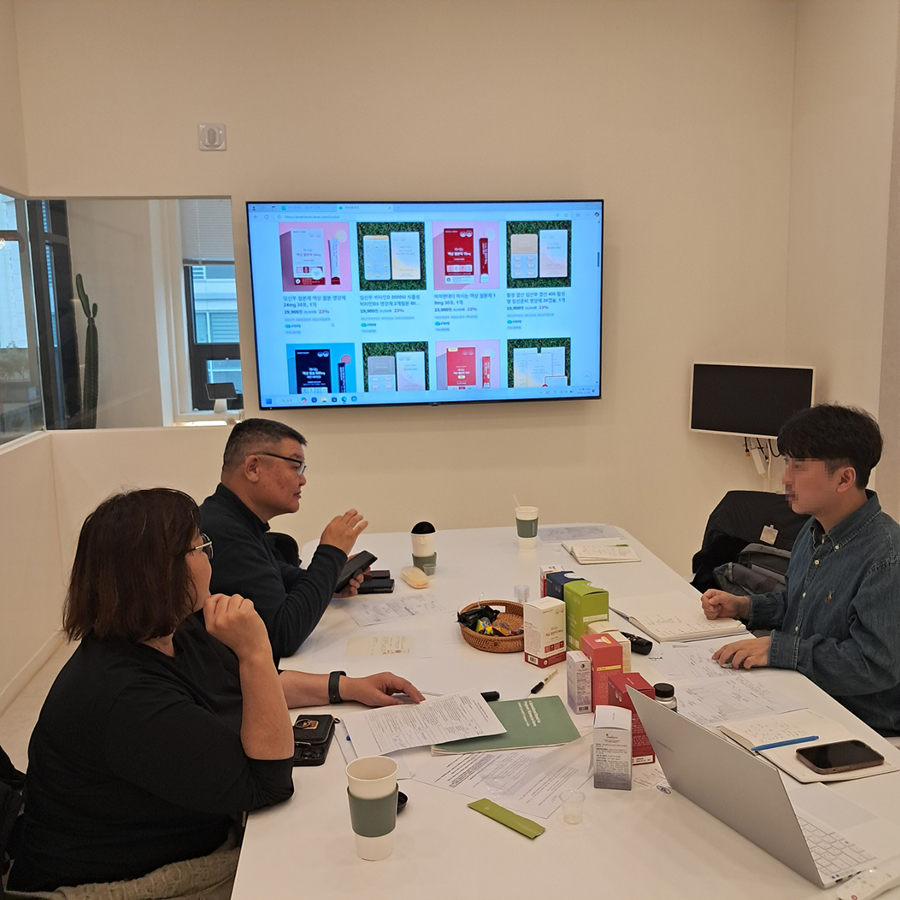 몽골 바이어 사와 미팅 중인 모습